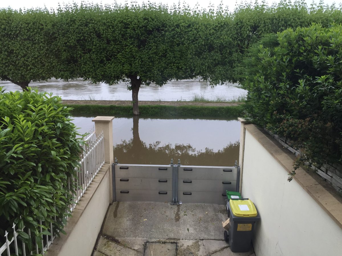 Chantier installation protection anti-inondation Loire-Atlantique