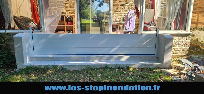 barrière anti-inondation Banc en béton près d'une fenêtre, avec des outils éparpillés au sol.